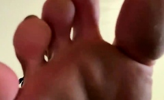 Feetwonders – Giantess makes the tiny clean her feet
